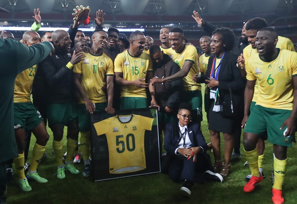 Bafana players singing for Themba Zwane-2.jpg